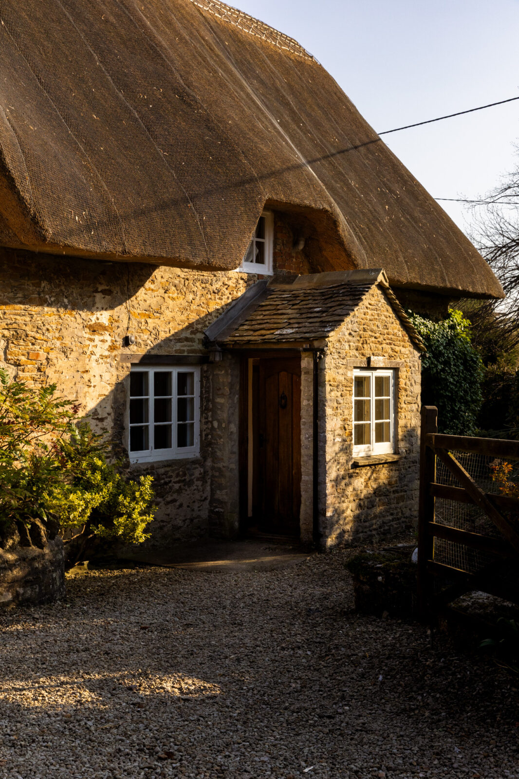 Mollie's Cottage — interior and exterior view 9