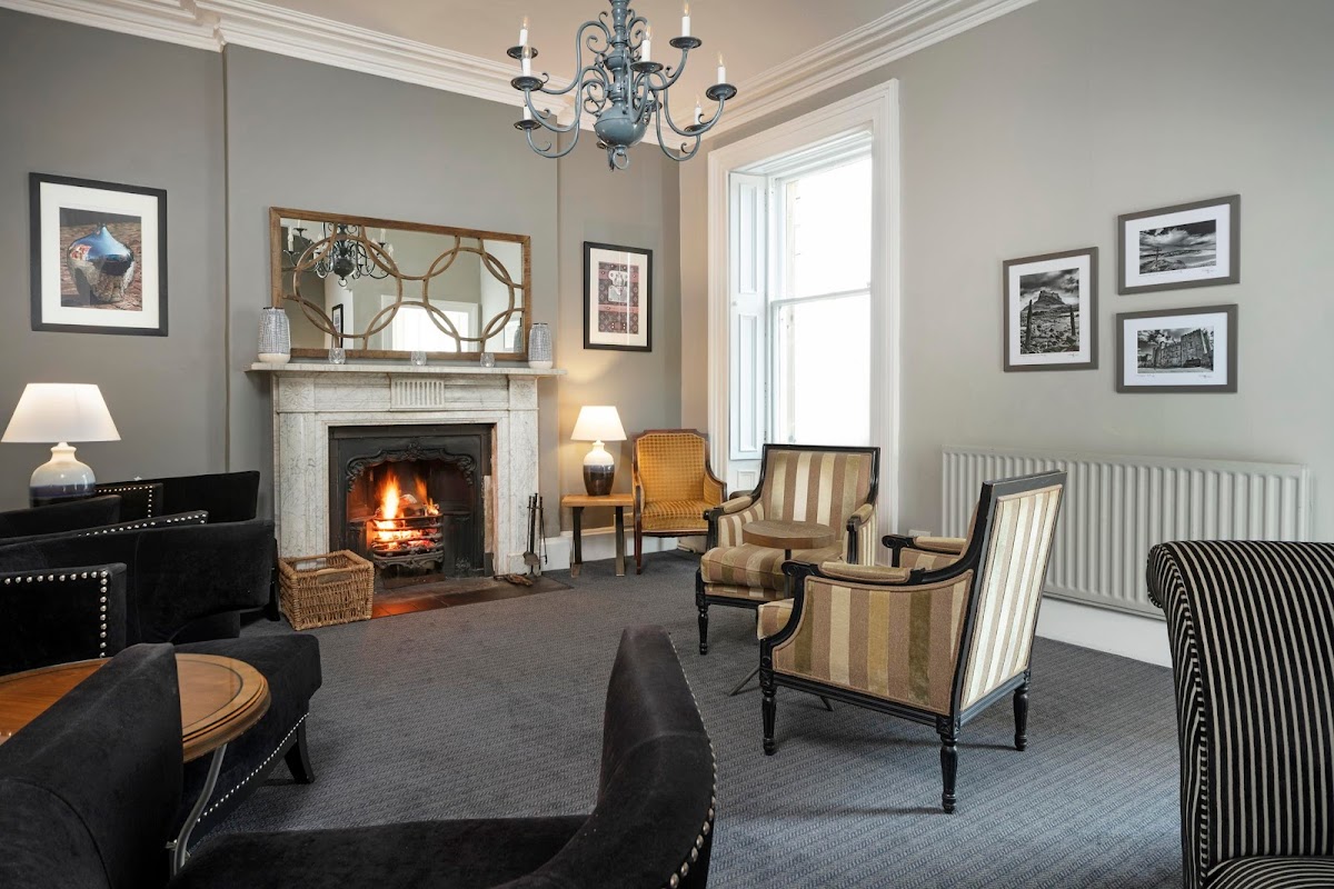 Victoria Hotel — interior and exterior view 3