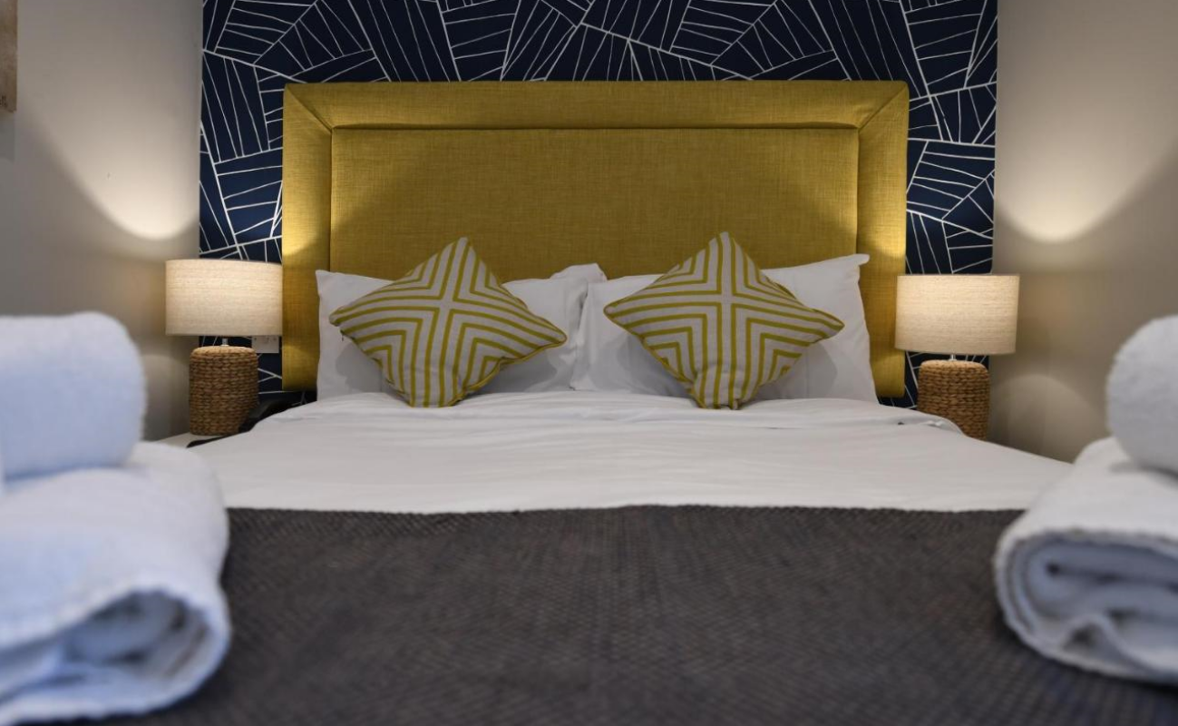 Victoria Hotel — interior and exterior view 7