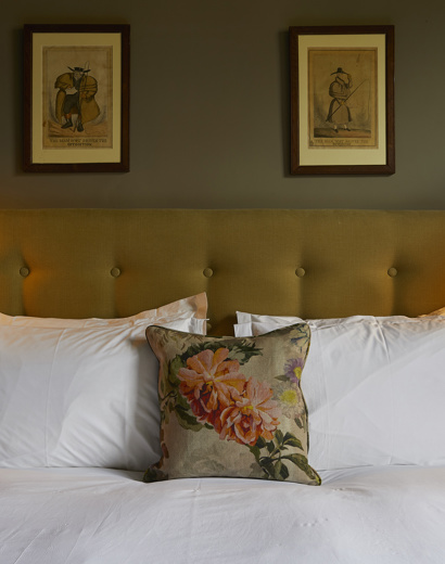 The Pig at Bridge Place — interior and exterior view 22