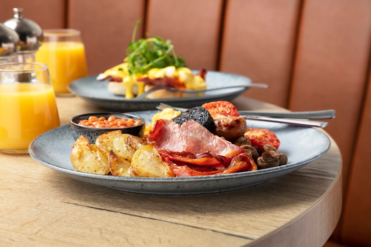 Victoria Hotel — interior and exterior view 4