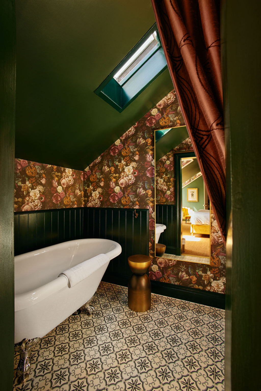 Foyers Lodge — interior and exterior view 3