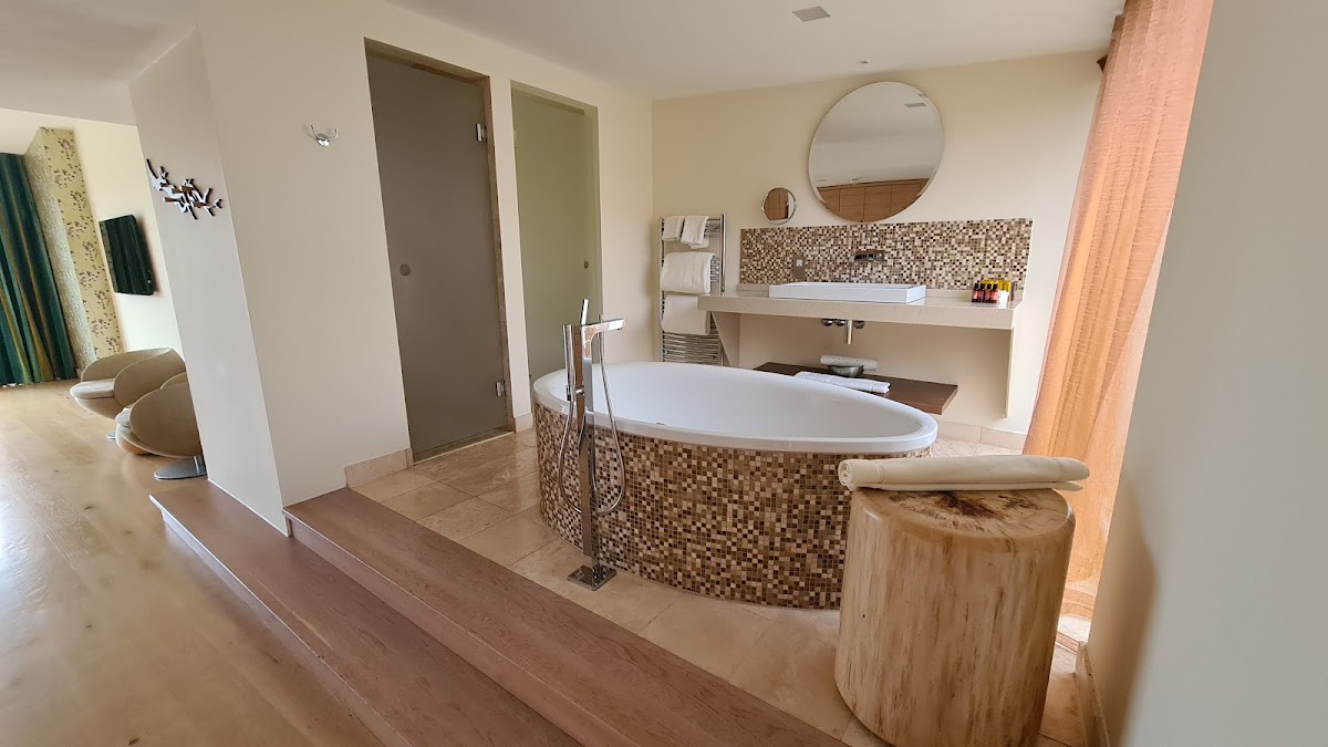 The Scarlet — interior and exterior view 4