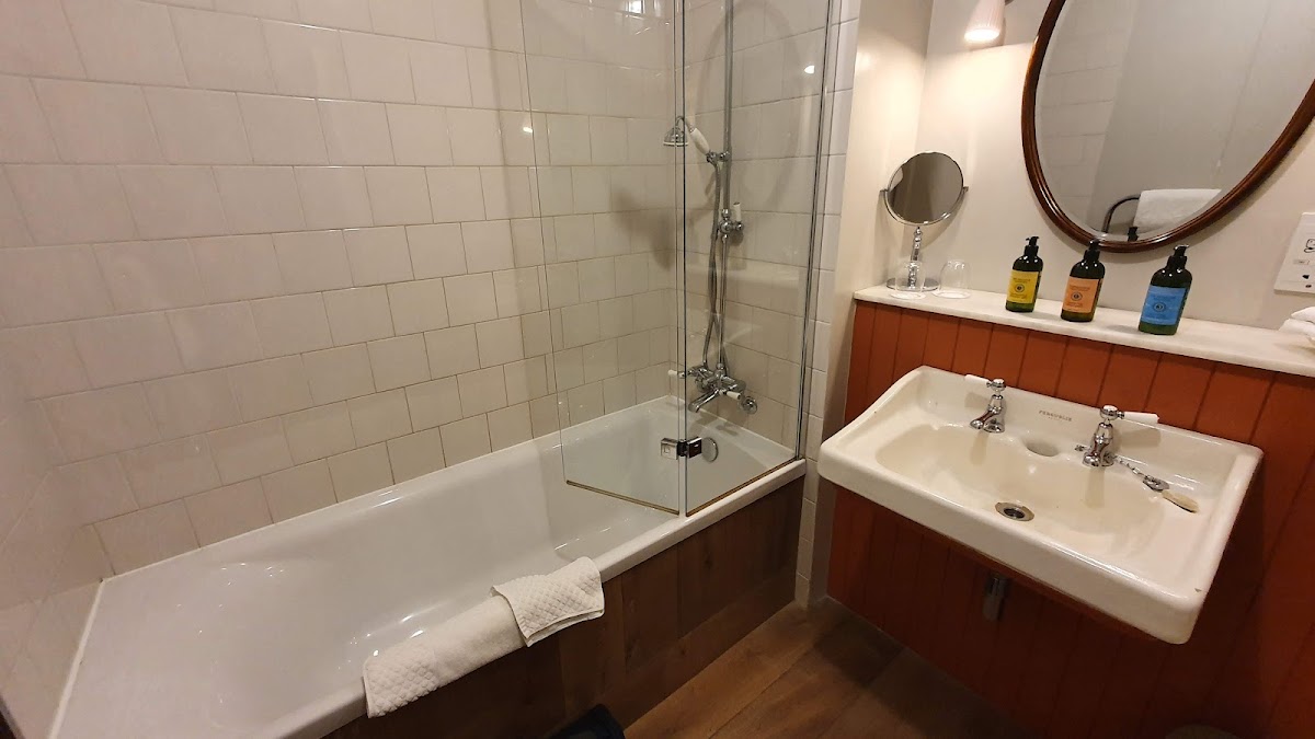 Kinloch Lodge Hotel and Restaurant — interior and exterior view 3