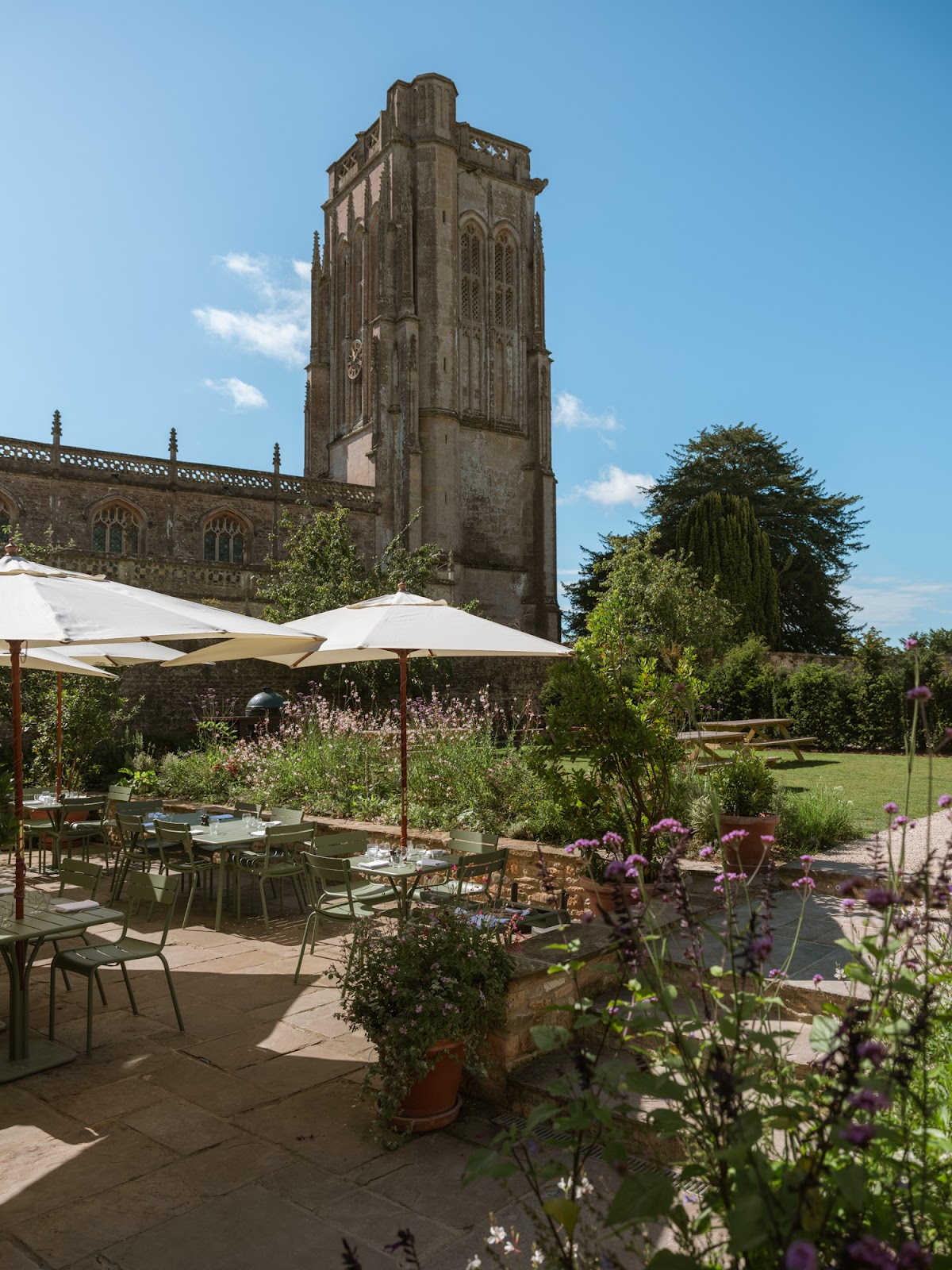 The Three Horseshoes — interior and exterior view 5