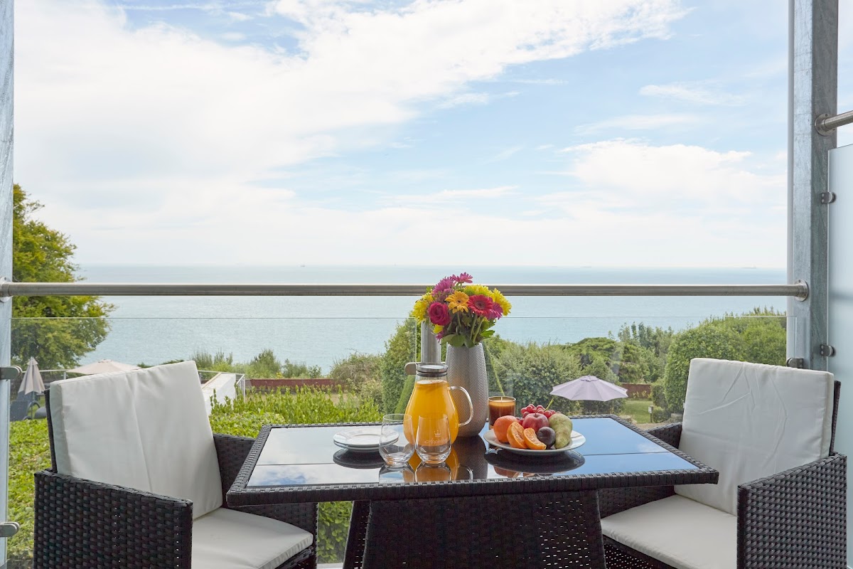 Luccombe Hall Hotel — interior and exterior view 4