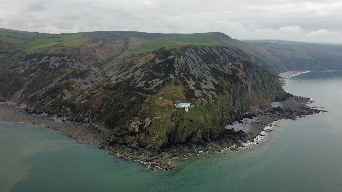 Foreland Lighthouse Keeper's Cottage — interior and exterior view 4