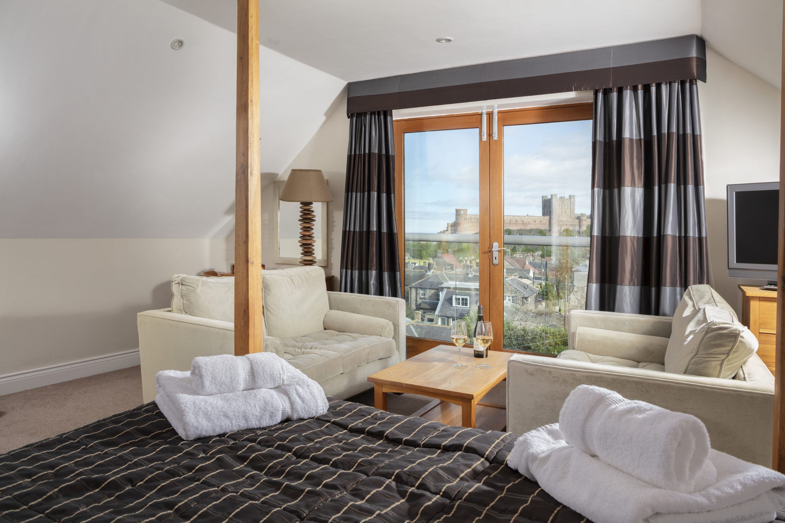 Victoria Hotel — interior and exterior view 6