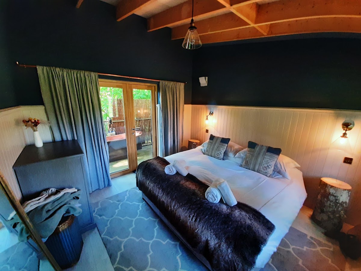 Lanrick Treehouses — interior and exterior view 4