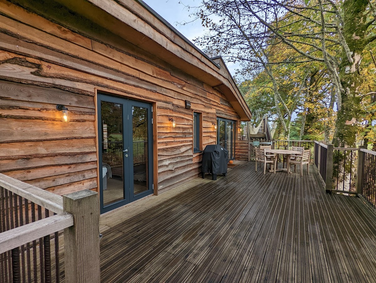 Lanrick Treehouses — interior and exterior view 5