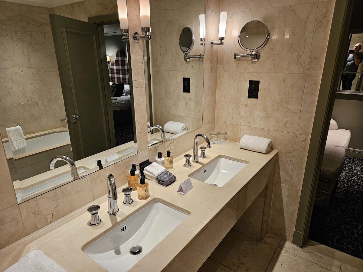 The Lygon Arms Hotel — interior and exterior view 4