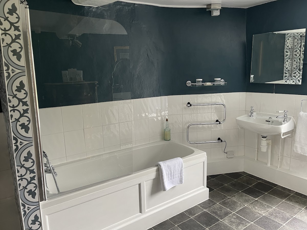 Plas Dinas Country House — interior and exterior view 3