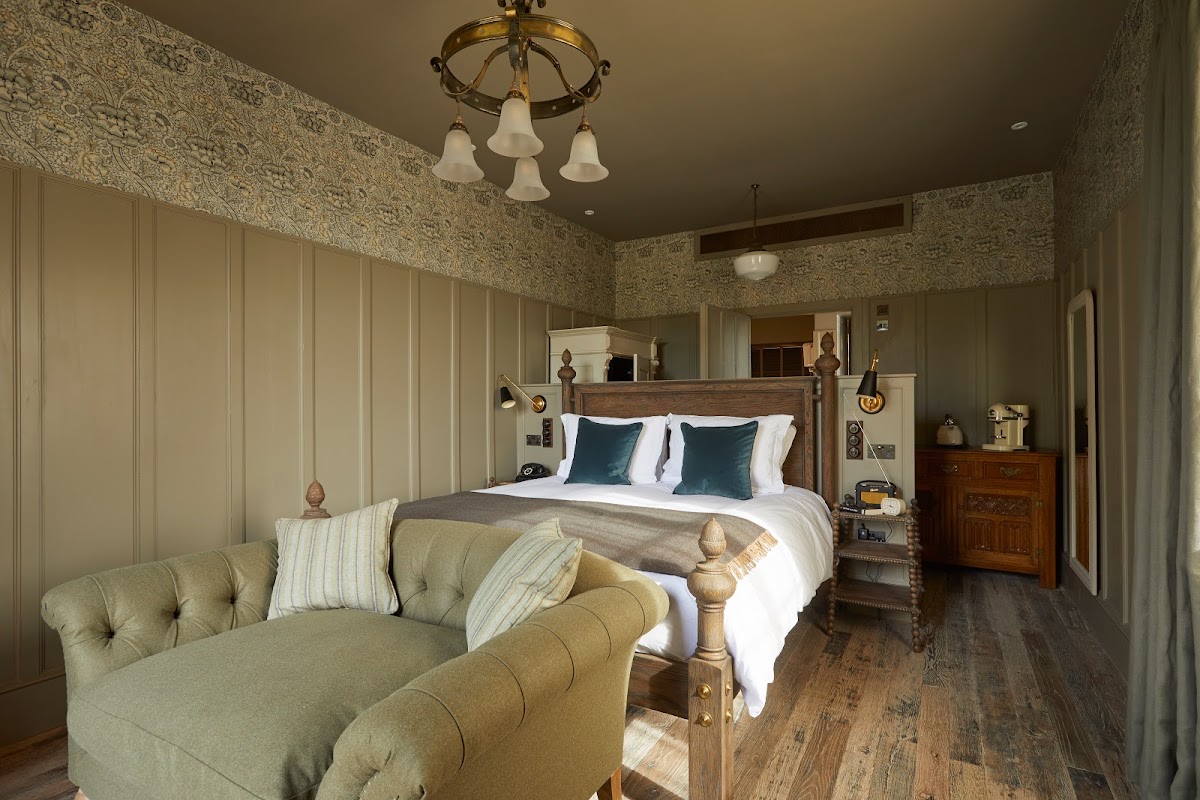 The Pig at Bridge Place — interior and exterior view 6