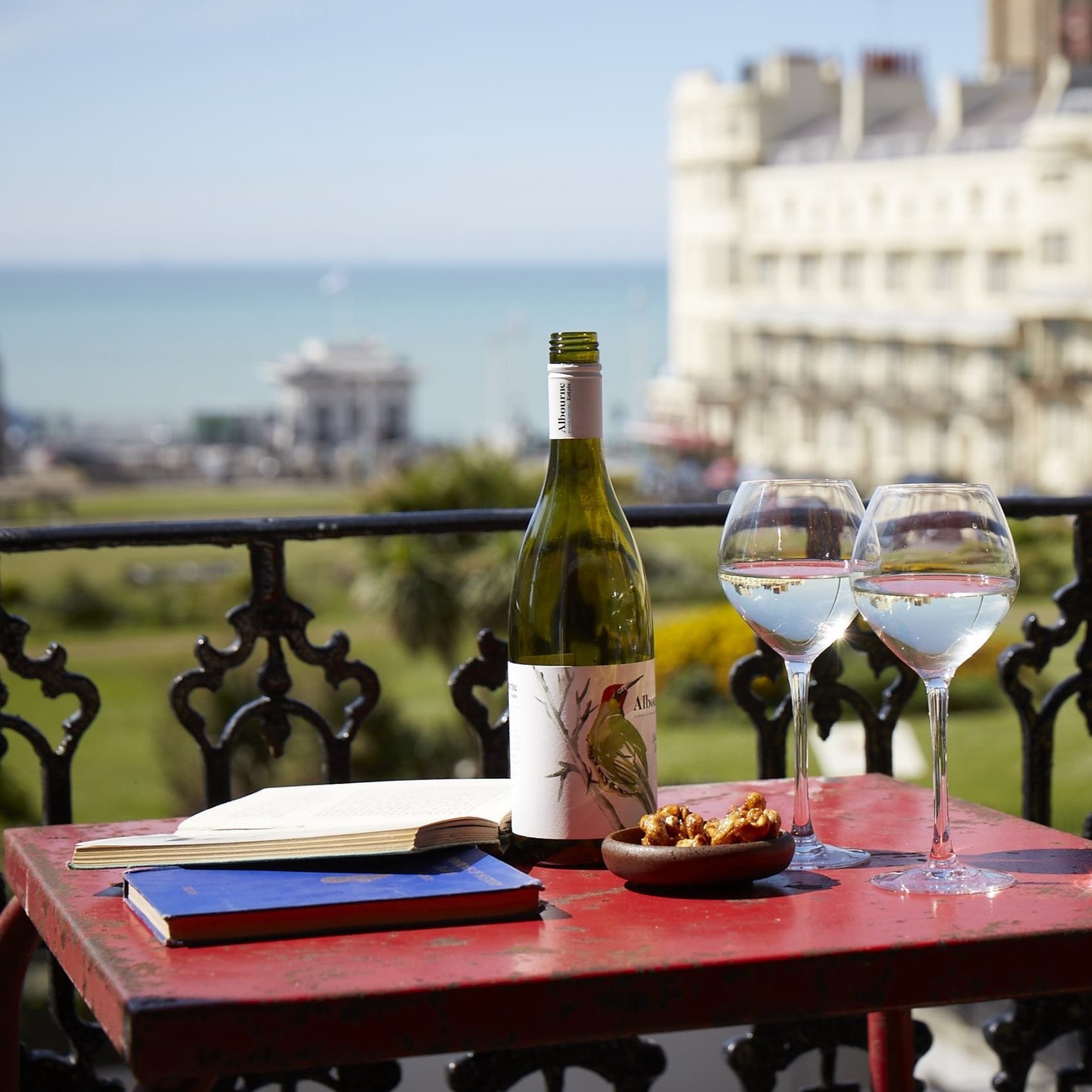 Artist Residence Brighton — interior and exterior view 7