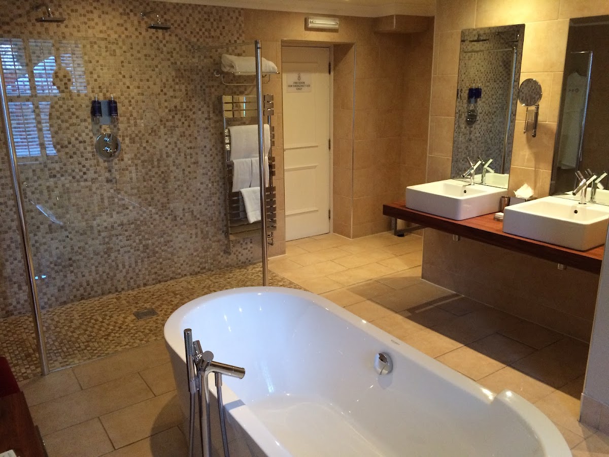 Rocpool Reserve — interior and exterior view 3