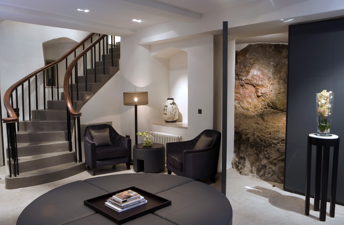 Roch Castle Hotel — interior and exterior view 3