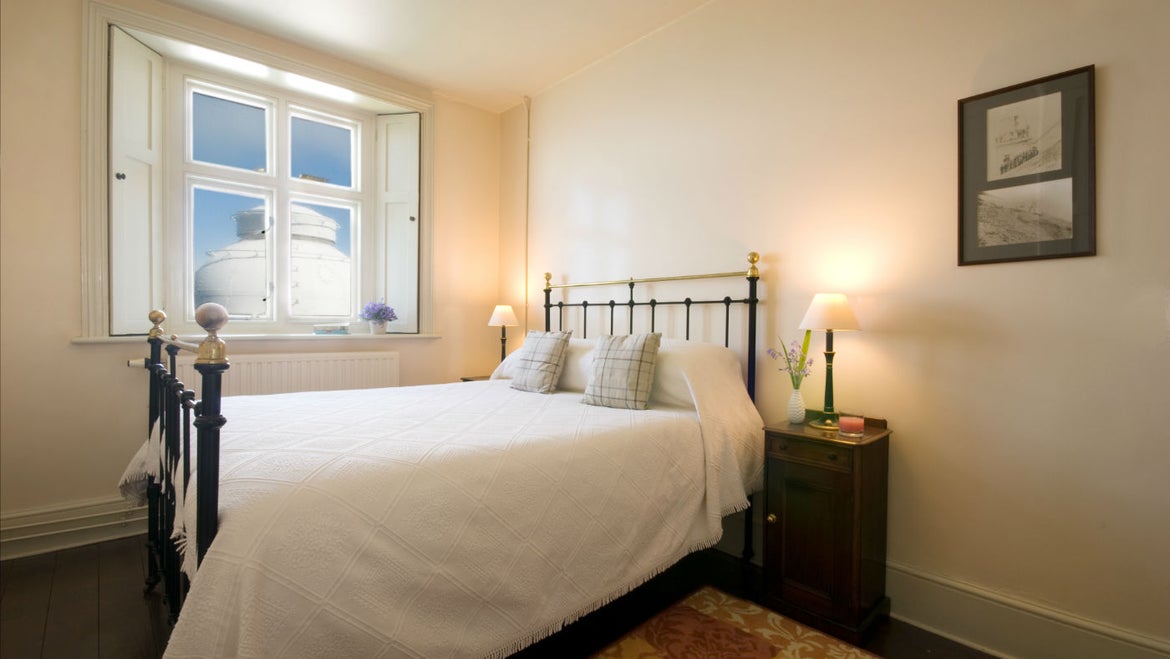 Foreland Lighthouse Keeper's Cottage — interior and exterior view 5