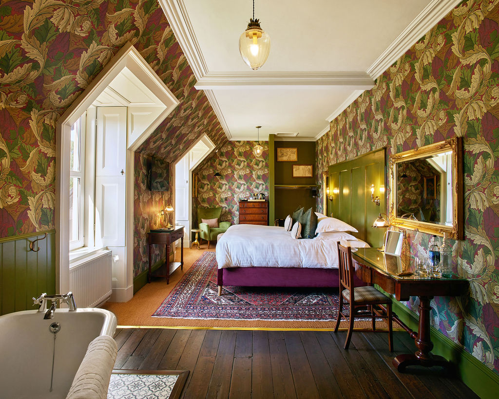 Foyers Lodge — interior and exterior view 4