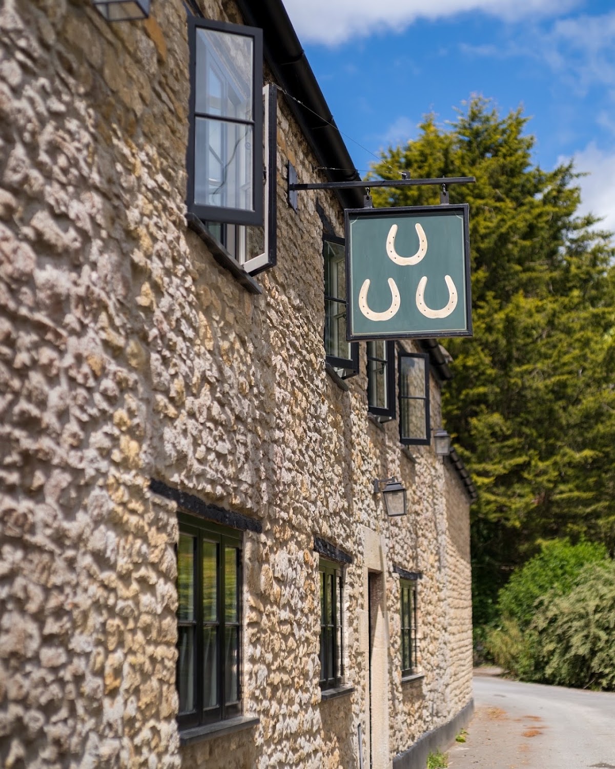 The Three Horseshoes — interior and exterior view 3