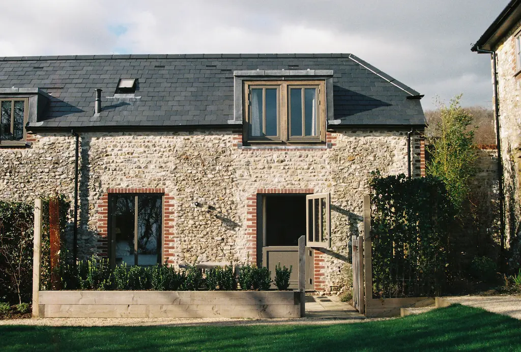 Louma Country Hotel — interior and exterior view 6