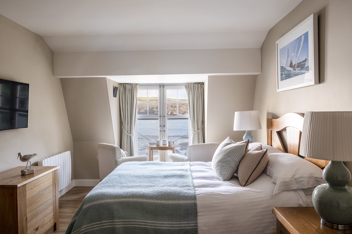 South Sands Hotel — interior and exterior view 2