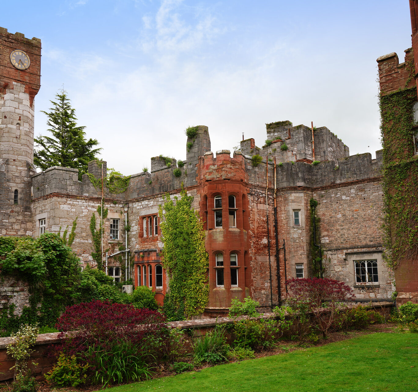 Ruthin Castle Hotel & Spa — interior and exterior view 9