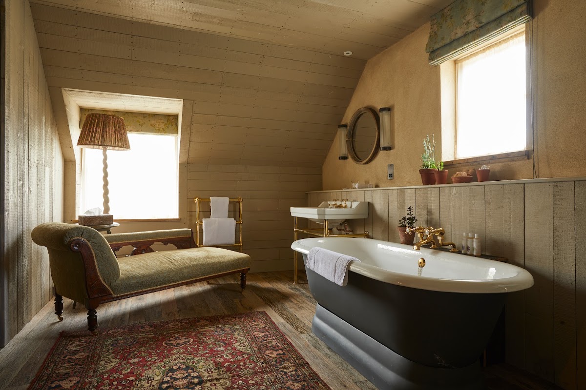 The Pig at Bridge Place — interior and exterior view 3