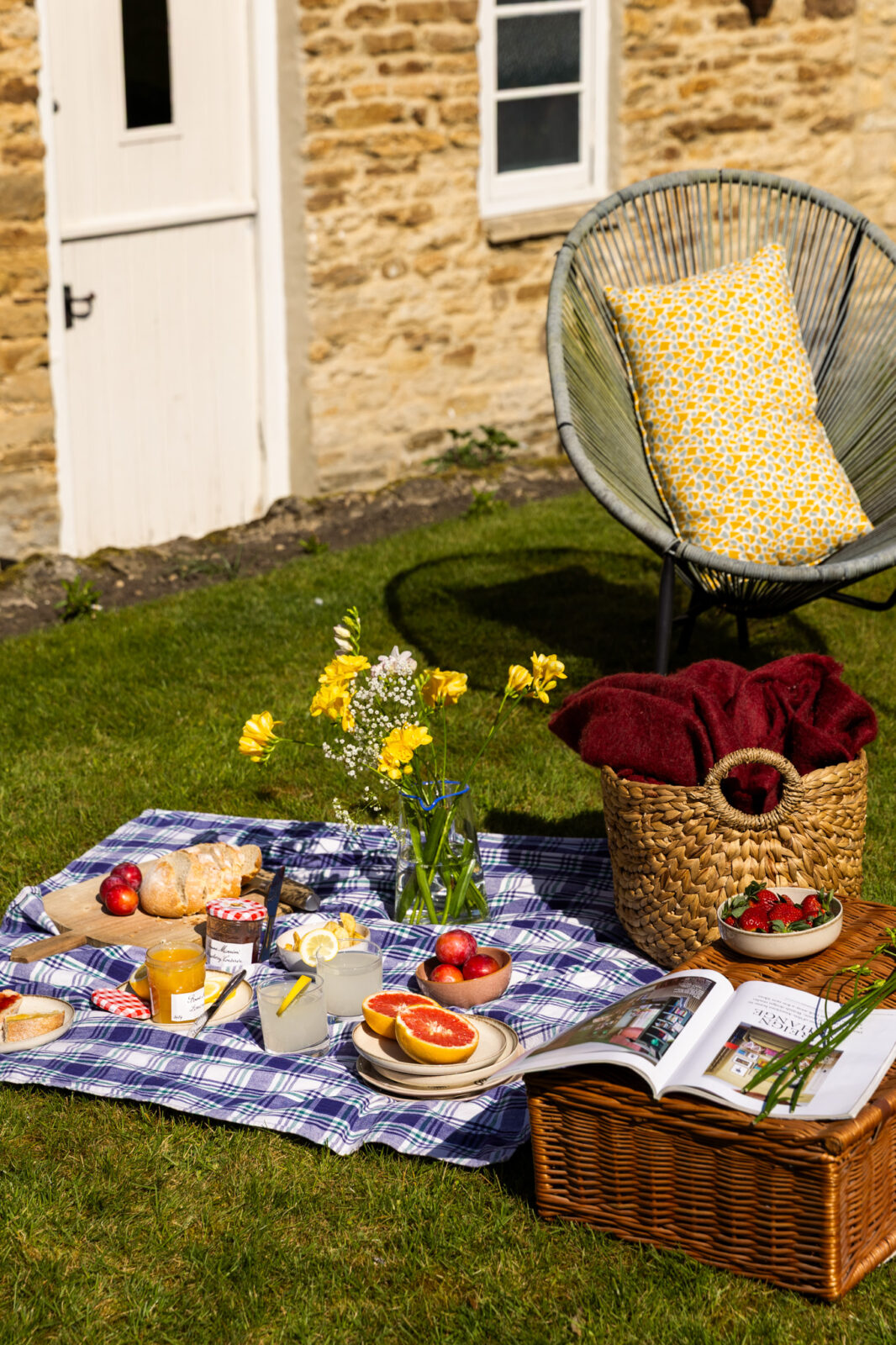 Mollie's Cottage — interior and exterior view 11