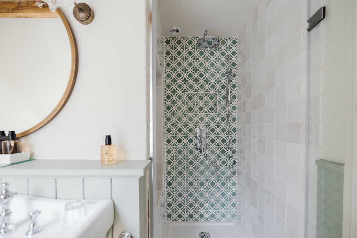 Middleton Lodge — interior and exterior view 4