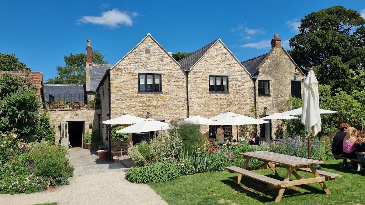 The Three Horseshoes — interior and exterior view 6